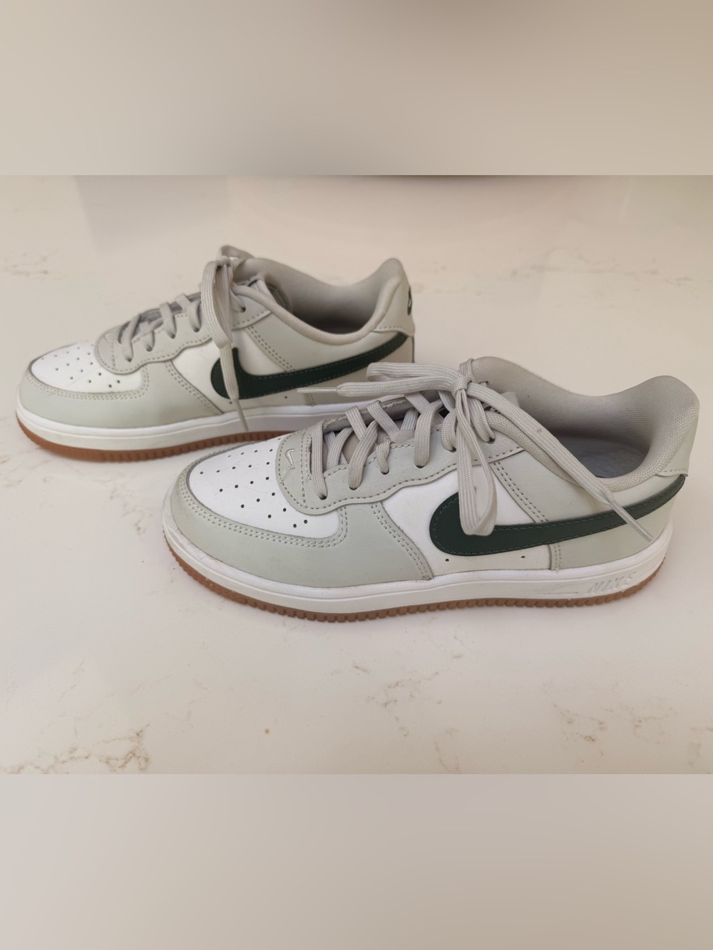 Nike Kids Low-Top Sneakers in Light Gray, White & Dark Green